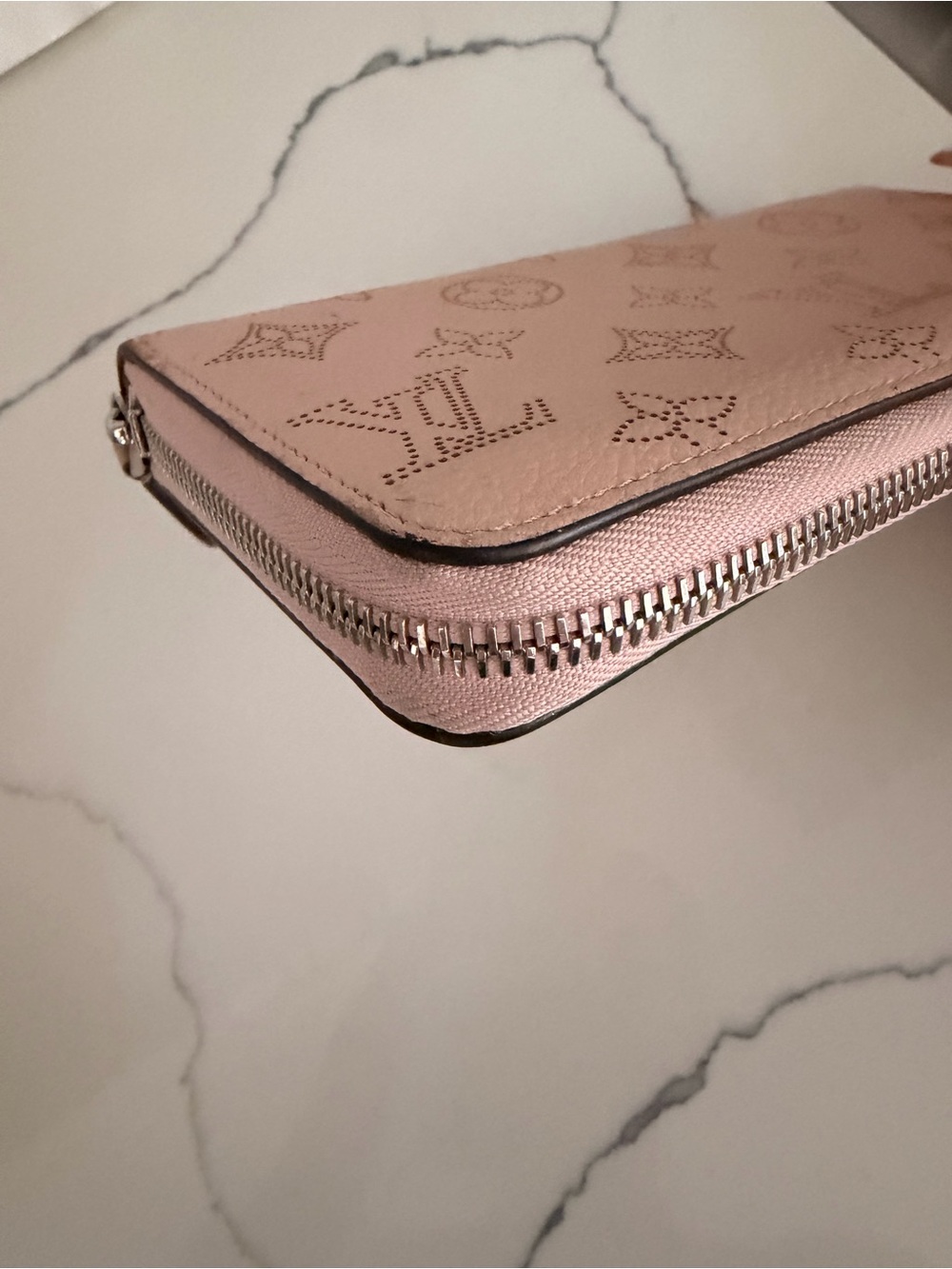Louis Vuitton Blush Mahina Monogram Zippy - Picture 5 of 11